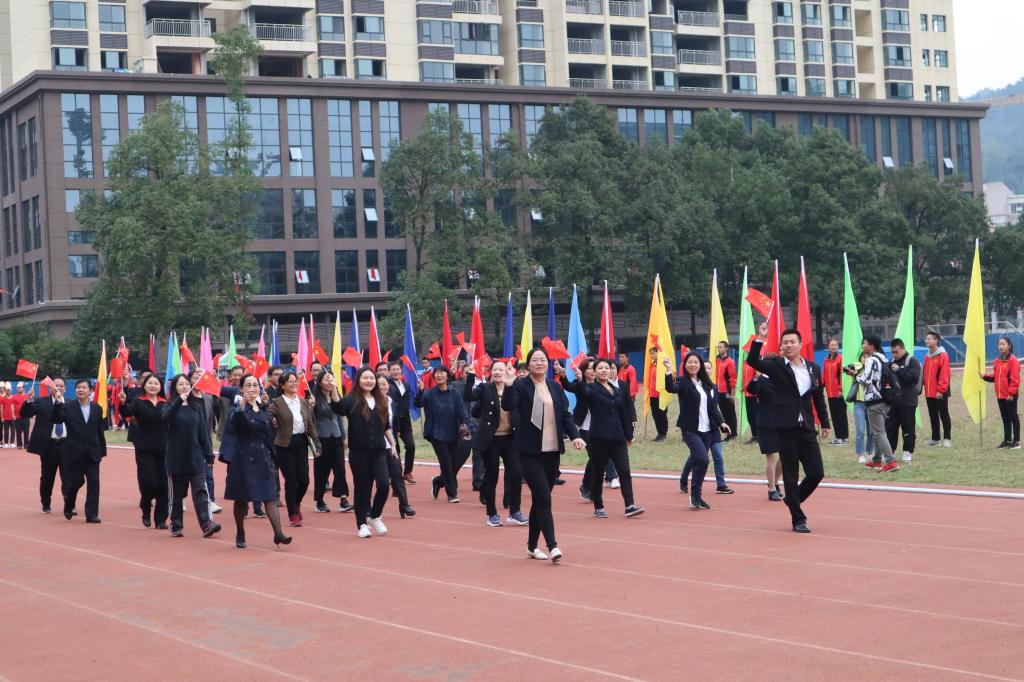 图为 我院教师方阵队 张意摄