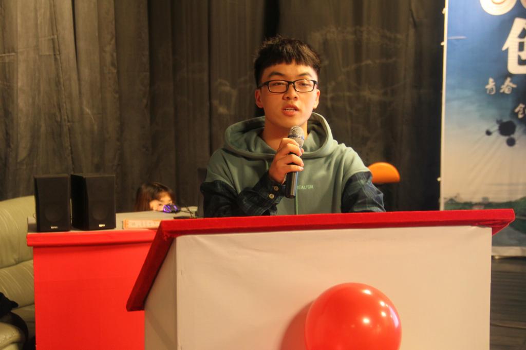 图为 新任总经理王历勇