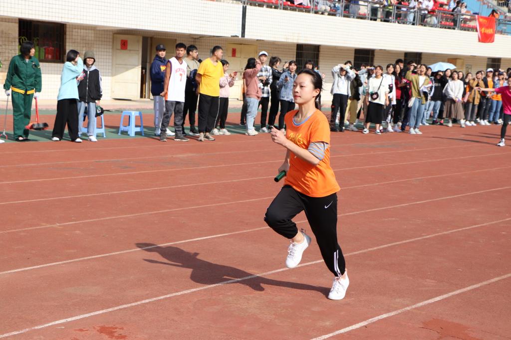 图为 女子10*50米接力比赛(张意 摄)
