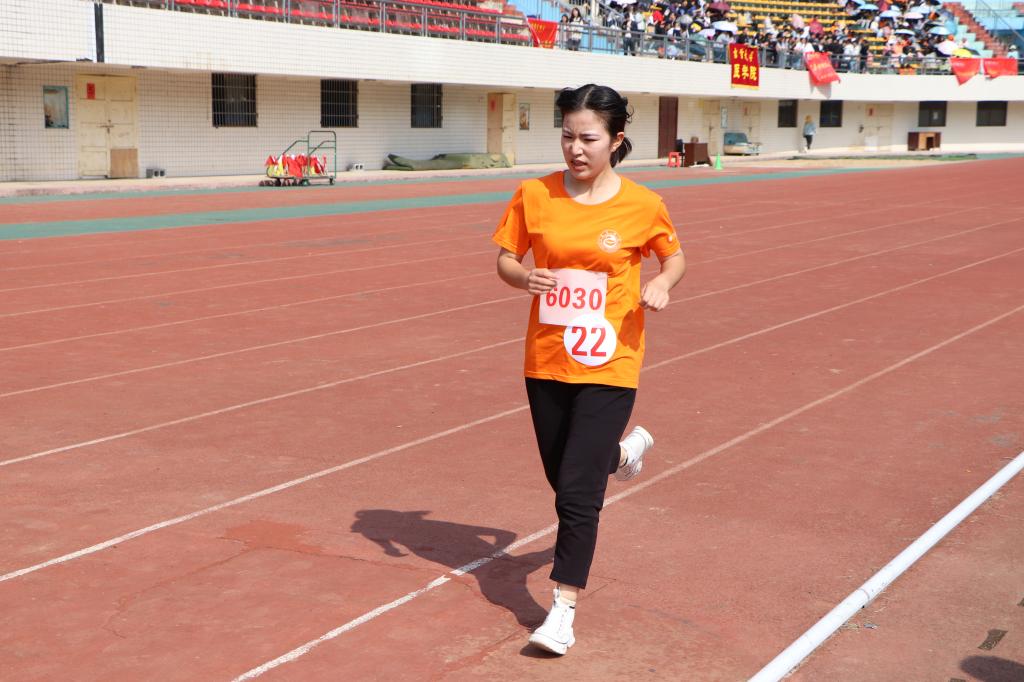 图为 女子3000米长跑比赛现场(张意 摄)