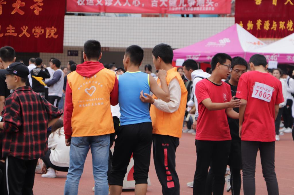 图为 我院志愿者搀扶比赛后的运动员(何小芳 摄)