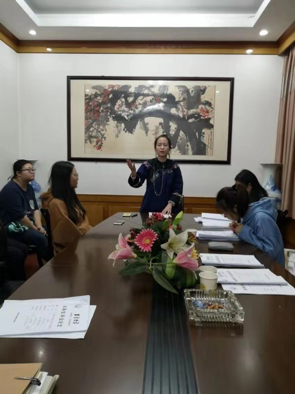 图为 11月1日晚新闻学专业毕业论文第二场答辩现场,中间为穿苗族服装的女生在进行论文陈述(朱伟铭 摄)