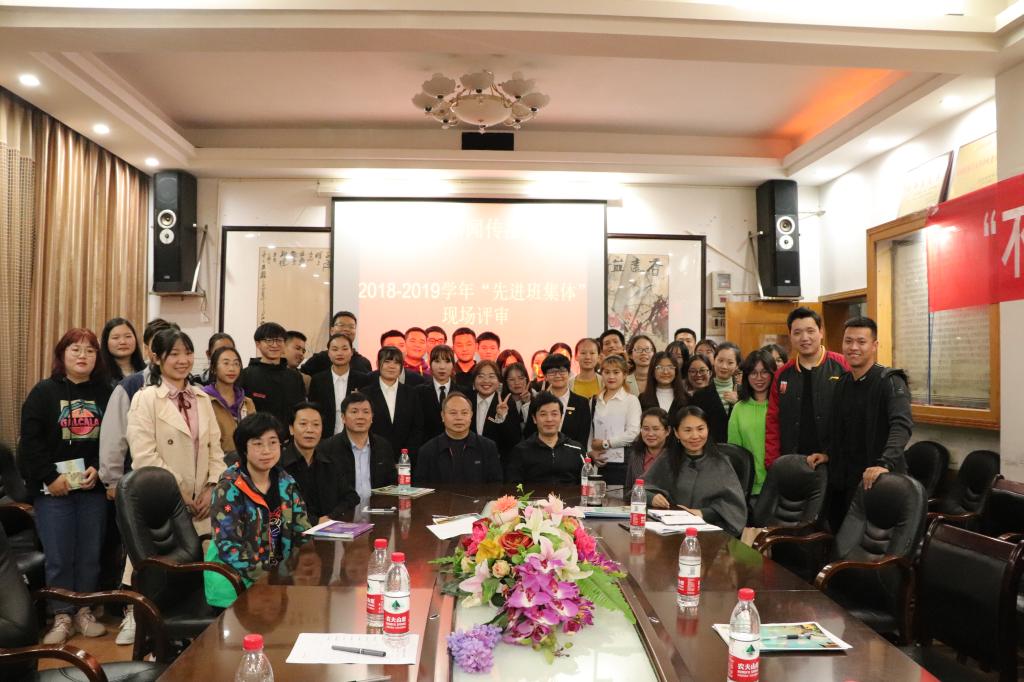 图为 全体与会人员合影留念(郑之阳 摄)