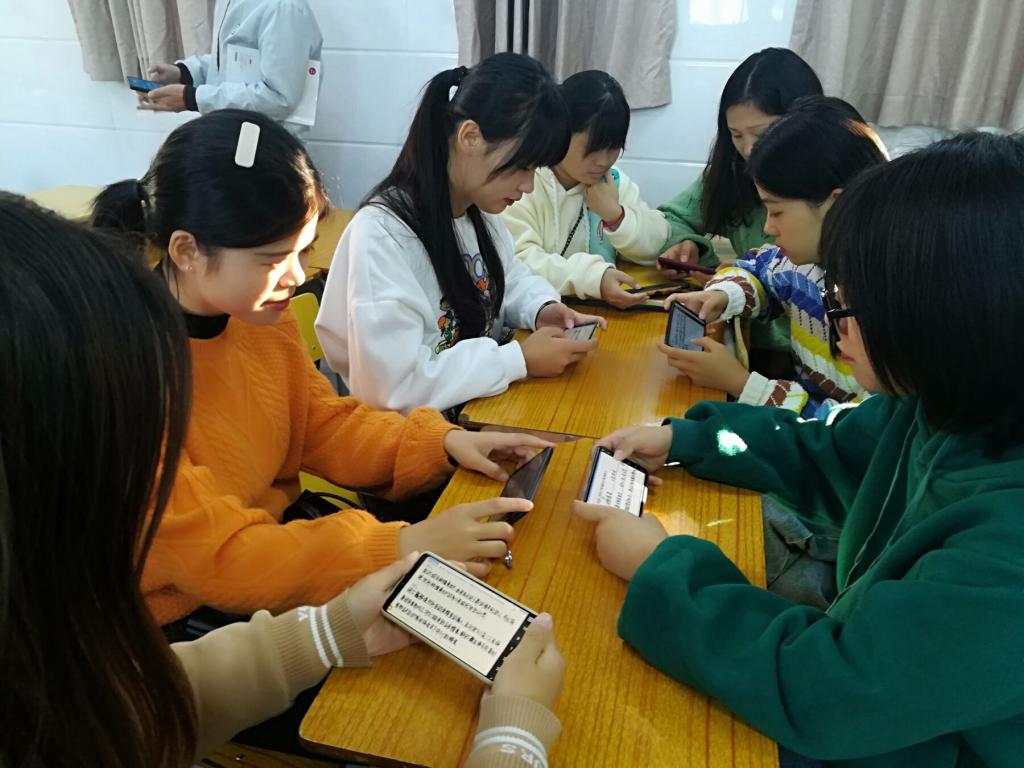 图为 我院实习生在批阅试卷
