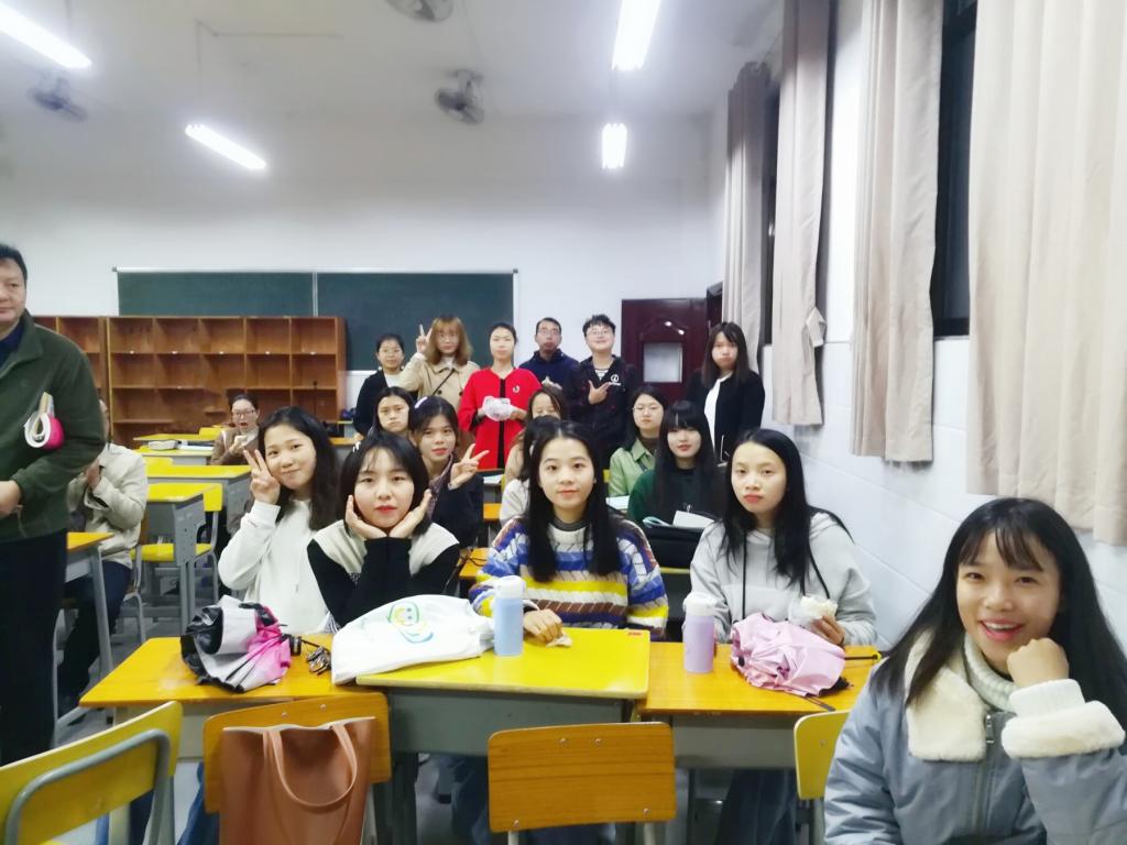 图为 我院实习老师监考前准备