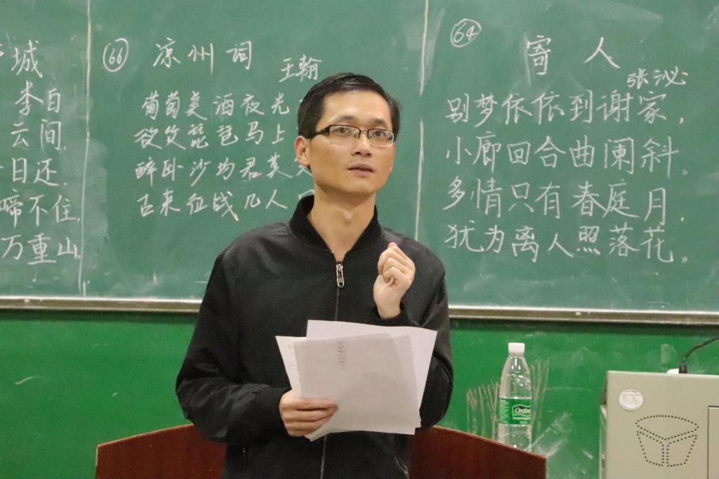 图为 邱亮点评书写大赛 吕嘉欣摄