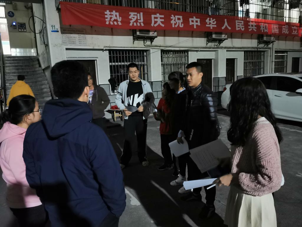 图为 学工办老师与劳卫部成员