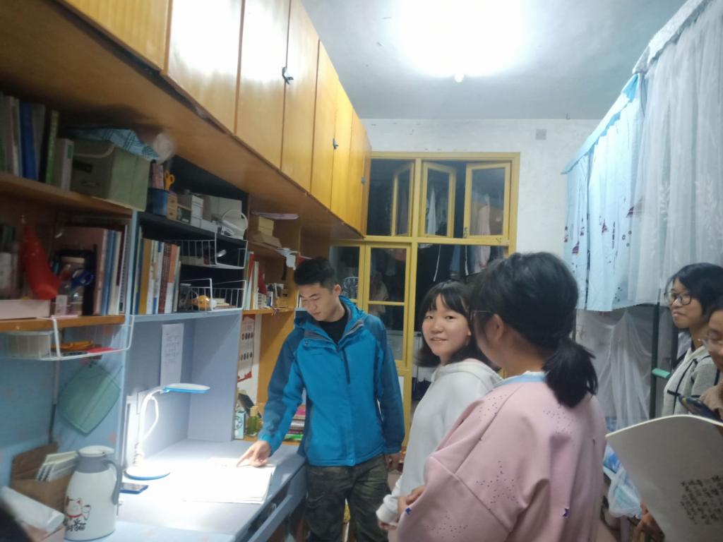 图为 检察人员在宿舍排查