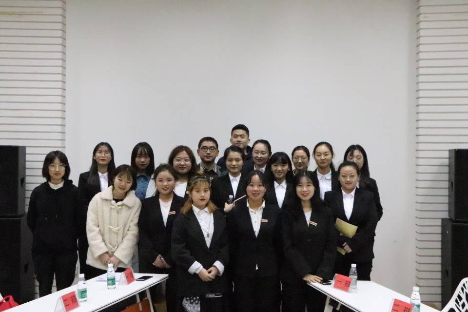 图为 参赛选手与教师合影留念(吕嘉欣 摄)