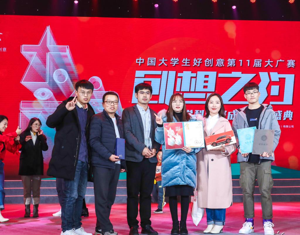 图为 获奖师生代表合影