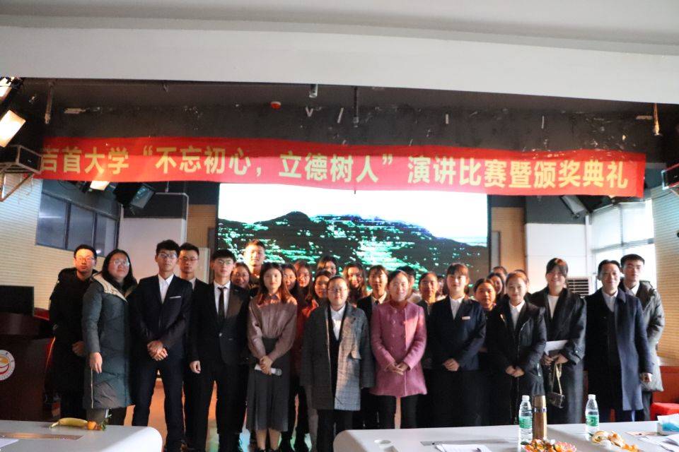 图为 评委老师与参赛选手合影留念(何小芳 摄)
