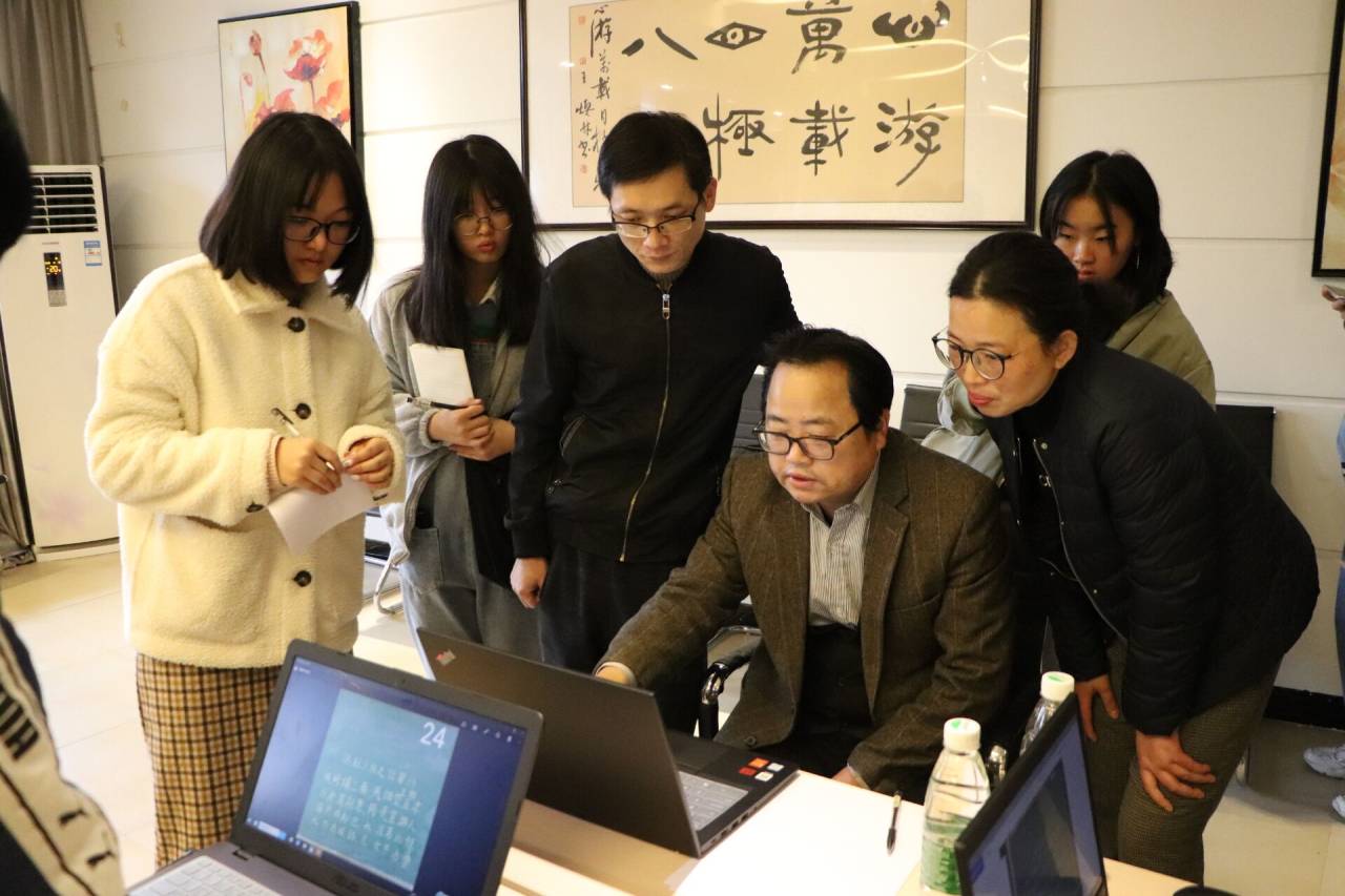 图为 评委老师审阅参赛作品(何小芳 摄)