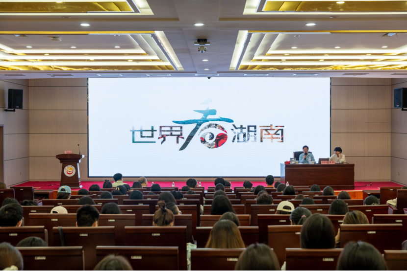 【图文】著名主持人李兵来校讲学并捐赠个人著作