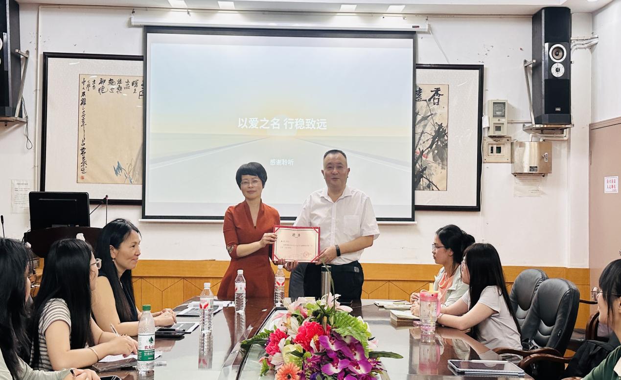 校友骆华应邀来我院从文班讲学